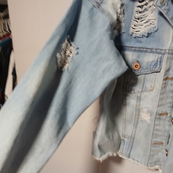 Wild fable ladies jean jacket.  Ripped. Size XS. - Picture 8 of 9